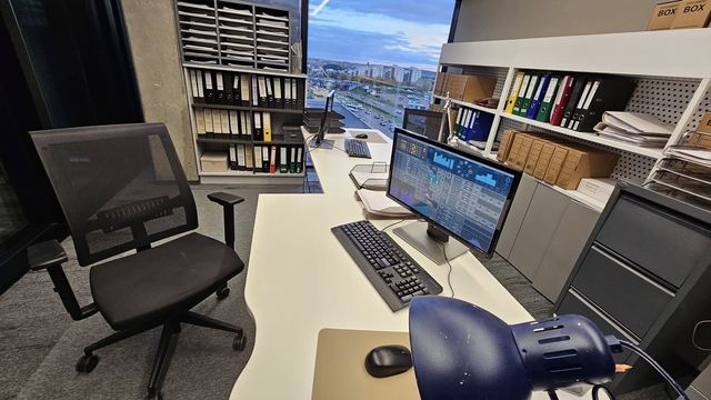 IT technikos nuoma filmavimui — analitiko darbo vieta su duomenų stebėsenos ekranais