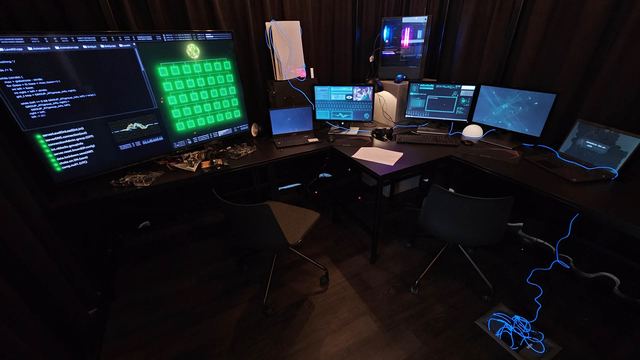 IT technikos nuoma filmavimui — daugiaekranė kompiuterinė scenografija su keliais monitoriais