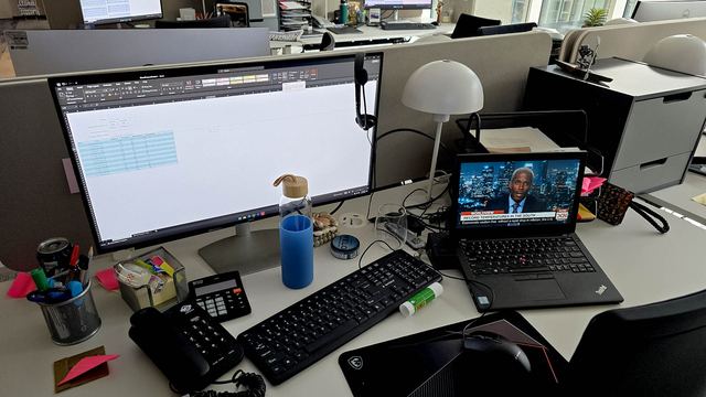 IT technikos nuoma filmavimui — nešiojamas kompiuteris ir platus monitorius redakcijos darbo vietoje